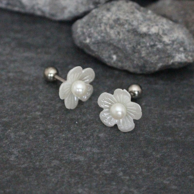 Daffy Pearl Flower Ear Piercing Studs 16G