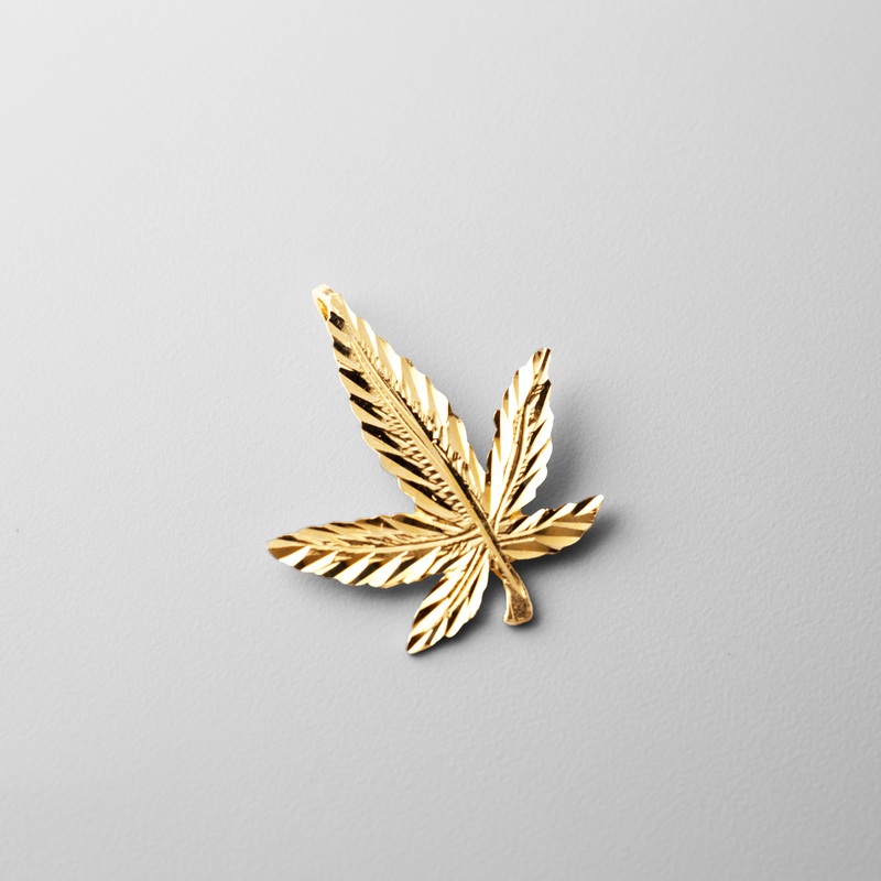 Gold Marijuana Leaf Pendant – Model 1567