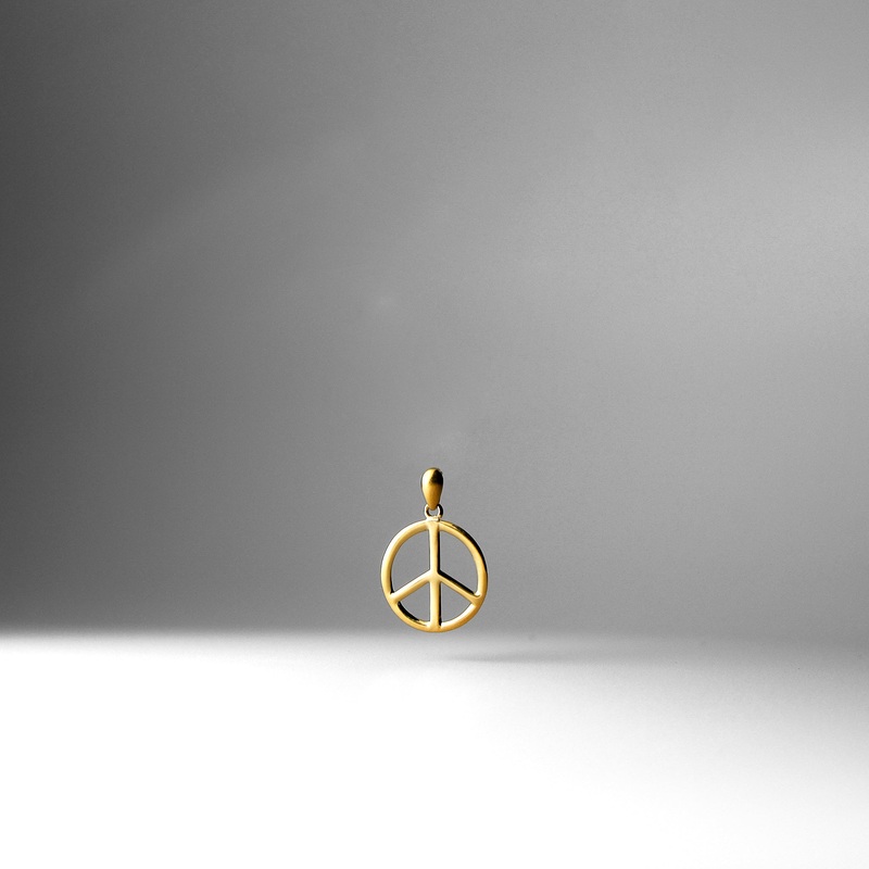 Gold Peace Sign Pendant – Model 593