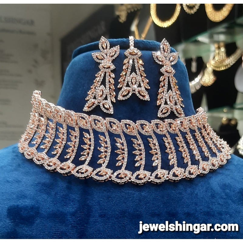 JEWELSHINGAR FINE ZIRCON ROSE GOLD PLATED DIAMOND LOOKING NECKLACE SET IN CHOKER STYLE WITH EARRINGS AND MAANGTIKKA FOR GIRLS (234042JS)