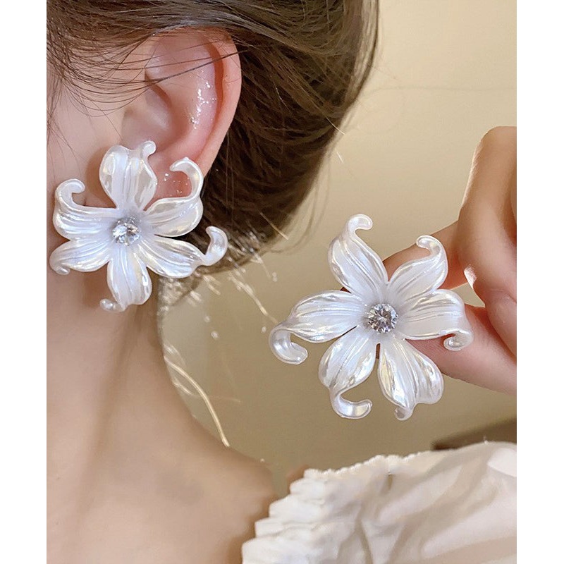 Elegant White Floral Zircon Stud Earrings