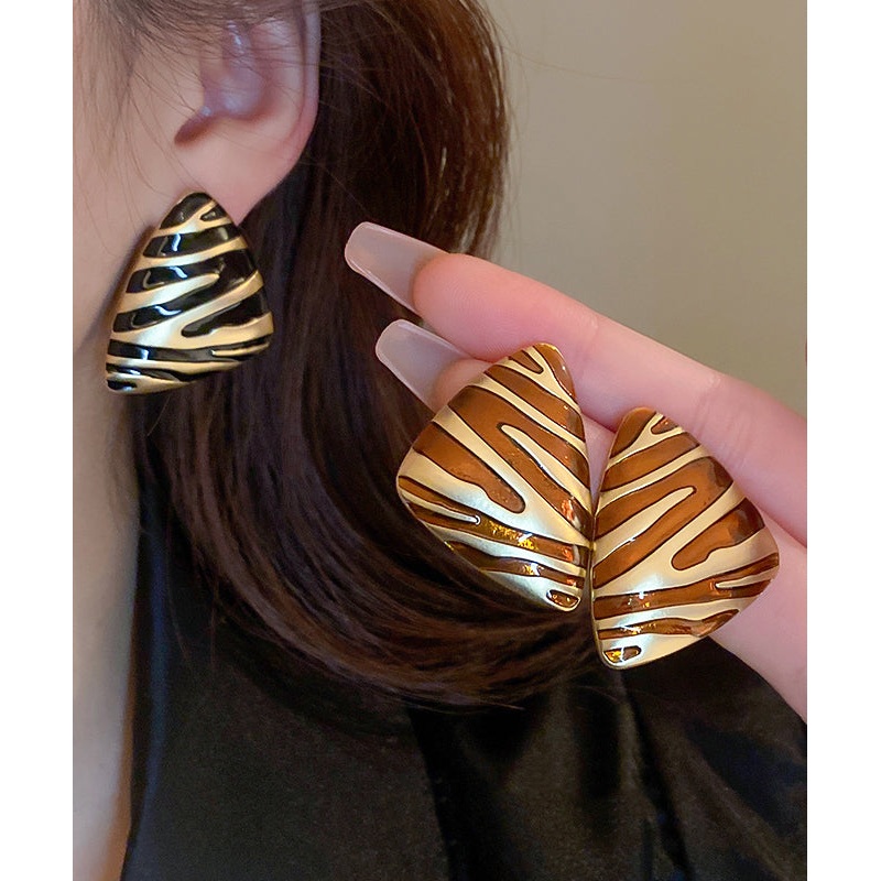 Fashion Black Copper Alloy Triangl Stud Earrings