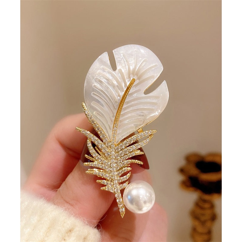 Cute White Copper Zircon Pearl Shell Brooch